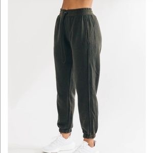 Alphalete Essential Oversized Joggers in Black
